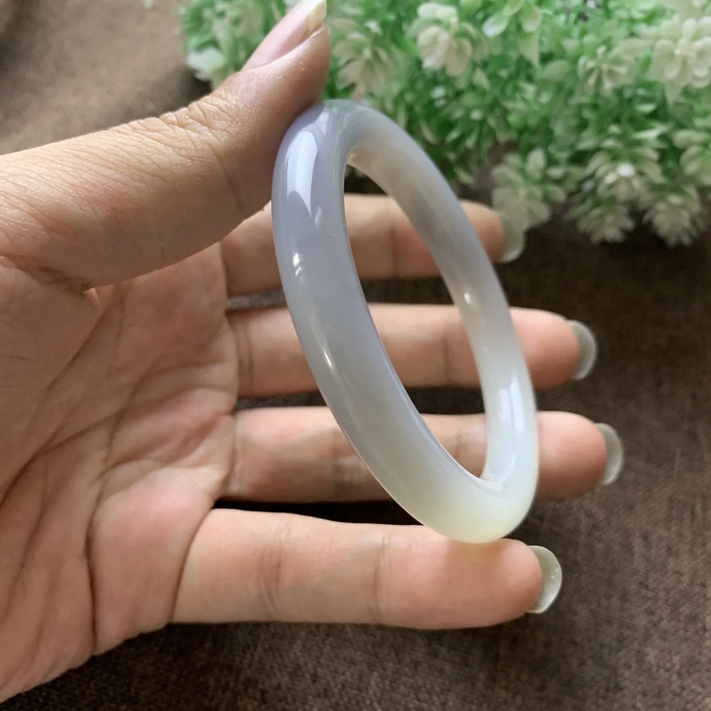 和田玉56圈口白加紫色手镯，圈口56宽9.9品质好，细腻油润，料子好