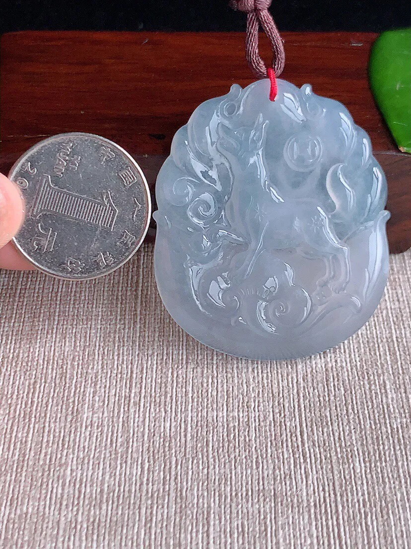 a货翡翠老坑高冰种白月光生肖狗吊坠，尺寸48.2×40×5.6mm 重量22.69g 0617