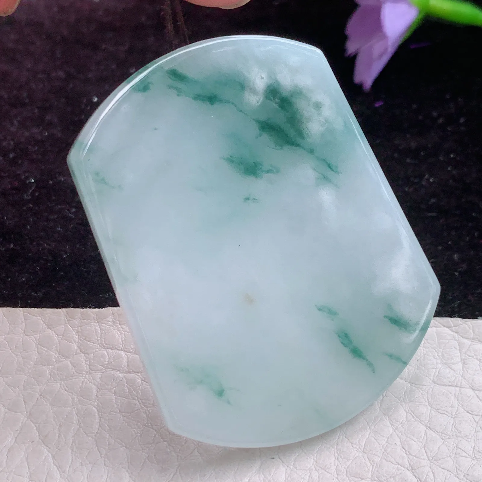 Zen实拍55*43*4.8精雕飘蓝花水润无事牌 翡翠素面牌玉坠 玉挂件