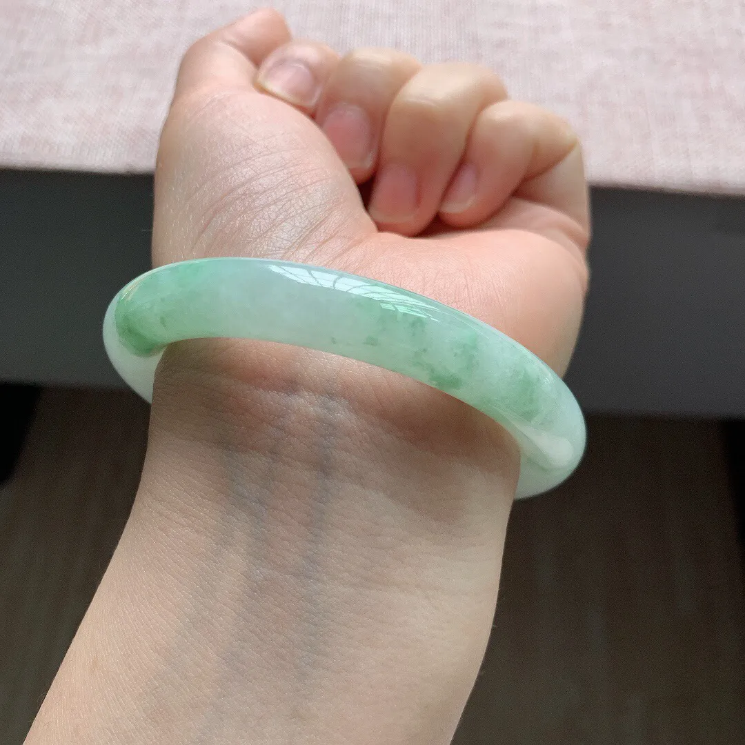 58圈口，自然光实拍，老坑冰糯种飘花圆条翡翠手镯，尺寸:58-9.8mm，重量59.24g