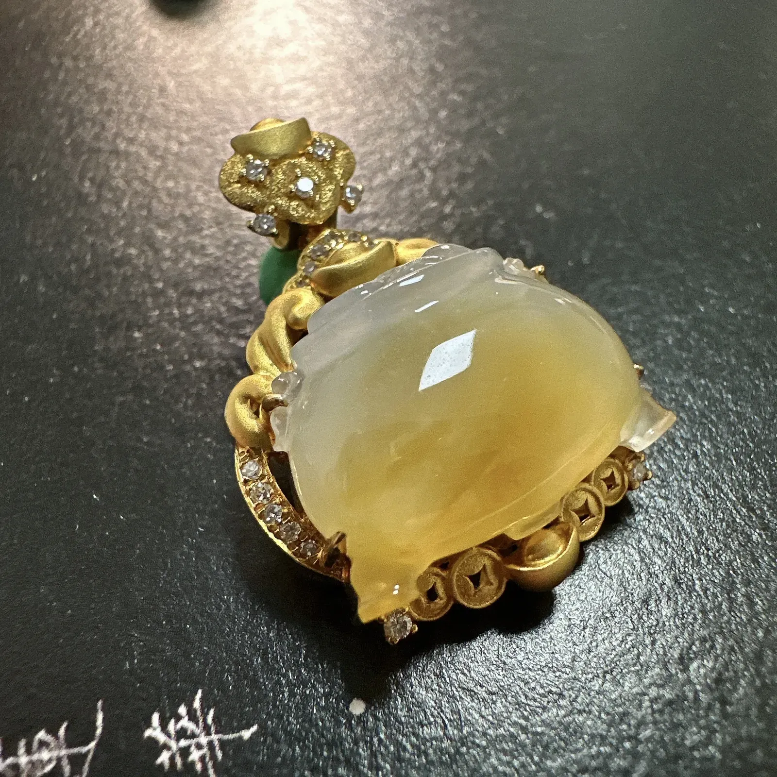 【冰种黄翡钱鼎吊坠】质地细腻，工艺很好，饱满圆润，18k金钻镶嵌，裸石尺寸14*17.6*5.6毫米