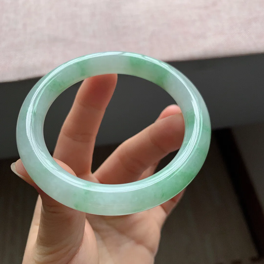 58圈口，自然光实拍，老坑冰糯种飘花圆条翡翠手镯，尺寸:58-9.8mm，重量59.24g