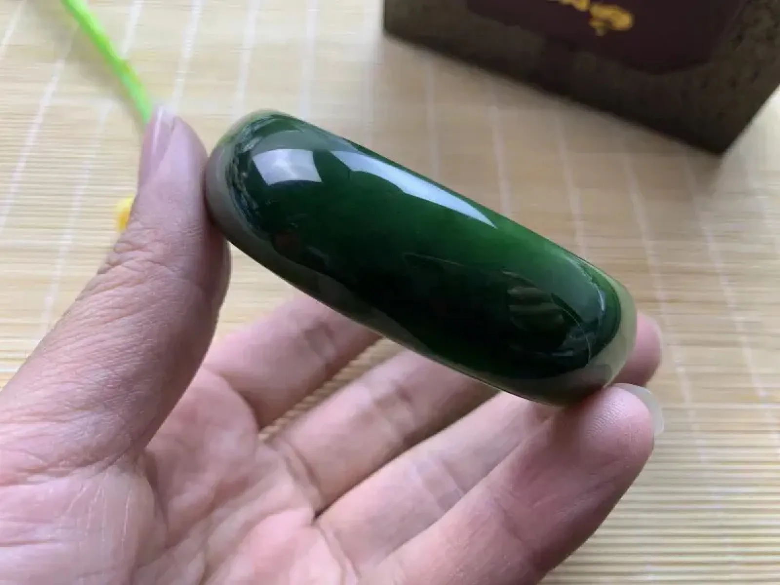 宽版，圈口60宽19.5 mm重77.5g，和田玉碧玉菠菜宽版绿手镯，玉质特细腻油润，无裂无杂，高脂粉，高品质