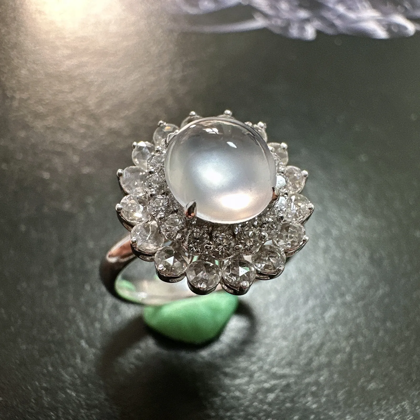 【玻璃种蛋面戒指】种水色俱全，起刚性光泽，冰透闪亮，通透感饱满度很好，18k金钻豪华镶嵌，裸石尺寸8