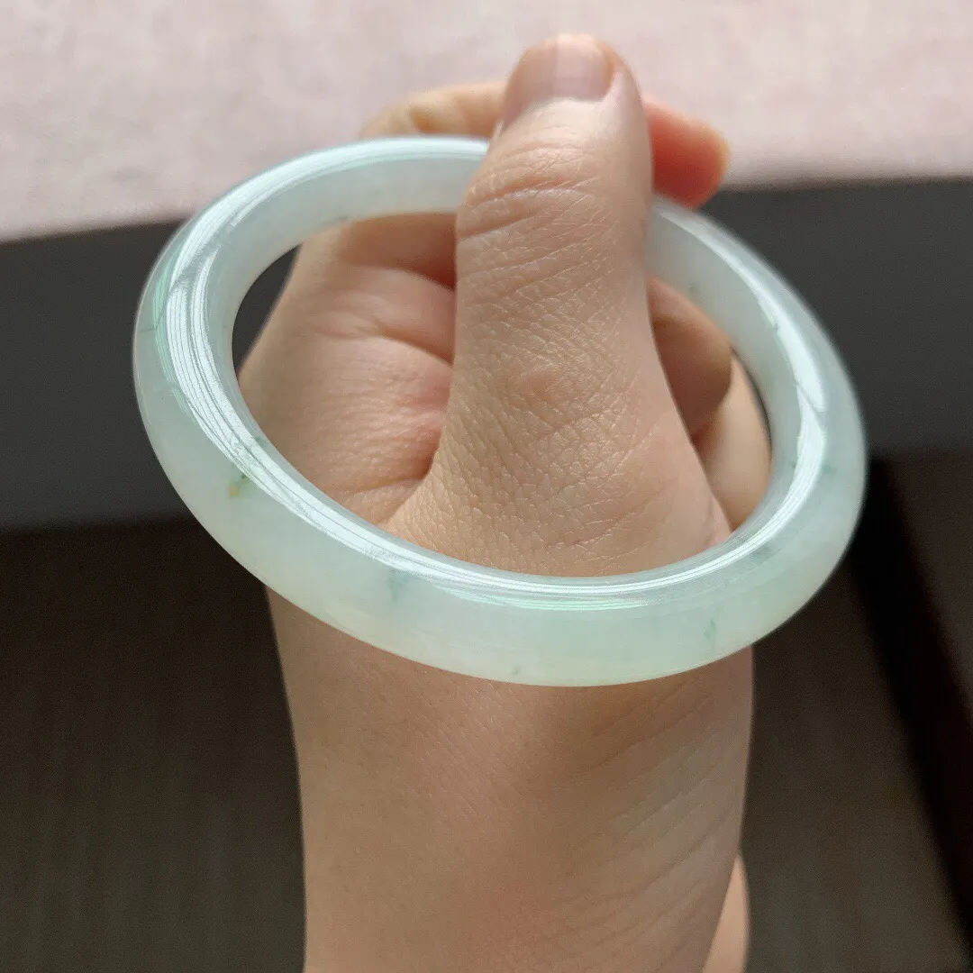 55-56圈口，自然光实拍，老坑冰糯种飘花圆条翡翠手镯，尺寸:55.4-8mm，重量38.29g