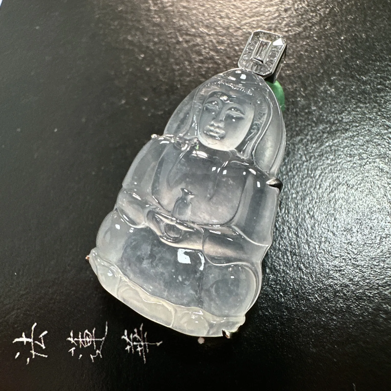 【玻璃种小观音】质地细腻，通透度上佳，冰感十足，适合佩戴。18k金钻镶嵌，裸石尺寸27.8*19.1*5.3毫米