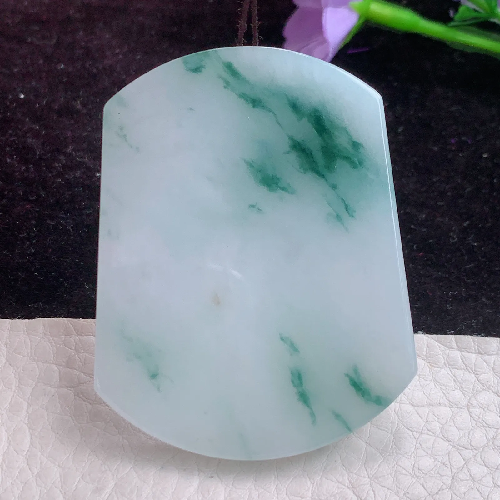 Zen实拍55*43*4.8精雕飘蓝花水润无事牌 翡翠素面牌玉坠 玉挂件