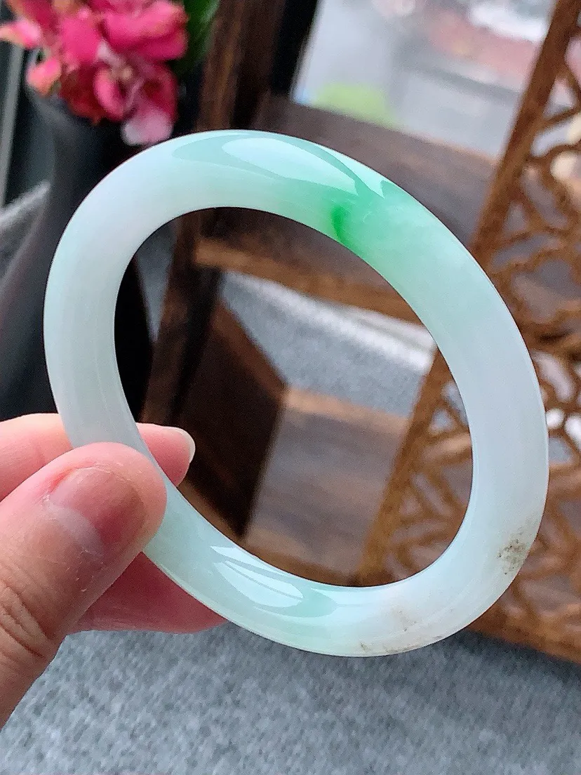 a货翡翠老坑飘绿圆条手镯53-54圈口 尺寸53×8.8mm 重量39.01g 0614