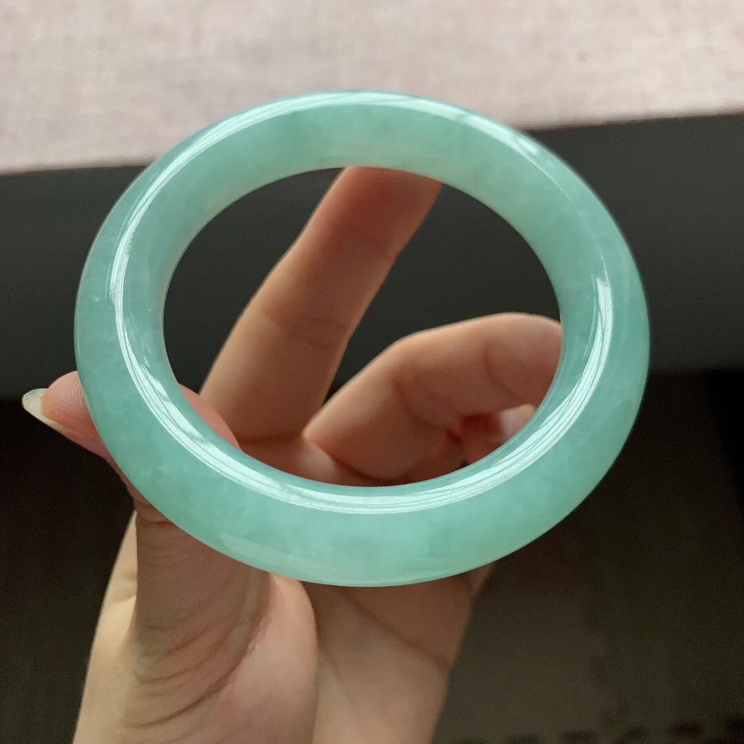 56-57圈口。老坑冰胶浅蓝圆条翡翠手镯，尺寸:56.2-11.8mm，重量78.32g