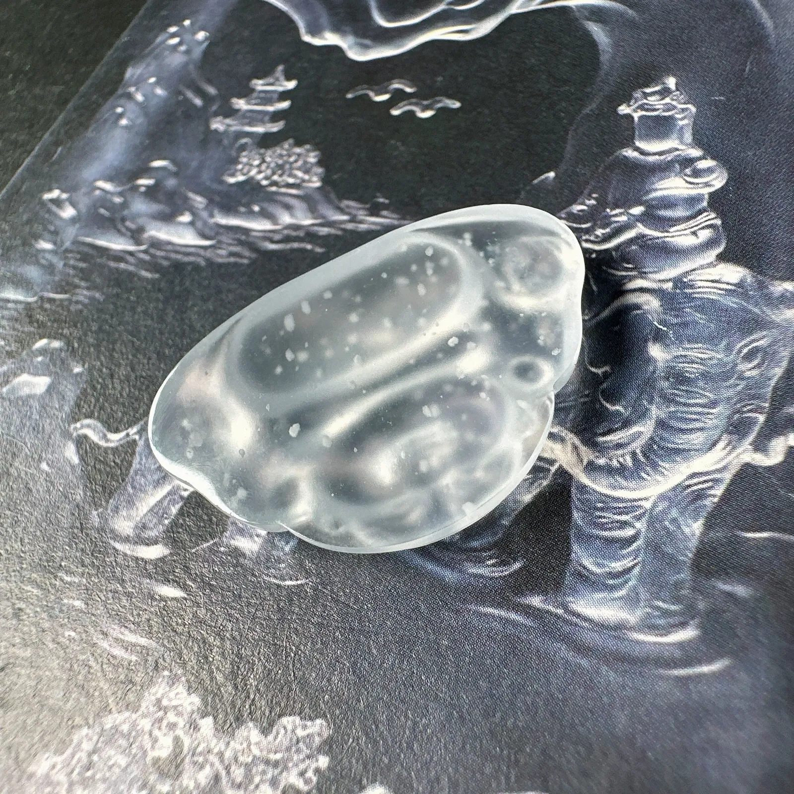【玻璃种雪花棉】种水上佳的玻璃种飘雪花棉正装佛公，晶莹剔透，无纹无裂，背面一刀切，雕刻精美，推荐收藏。