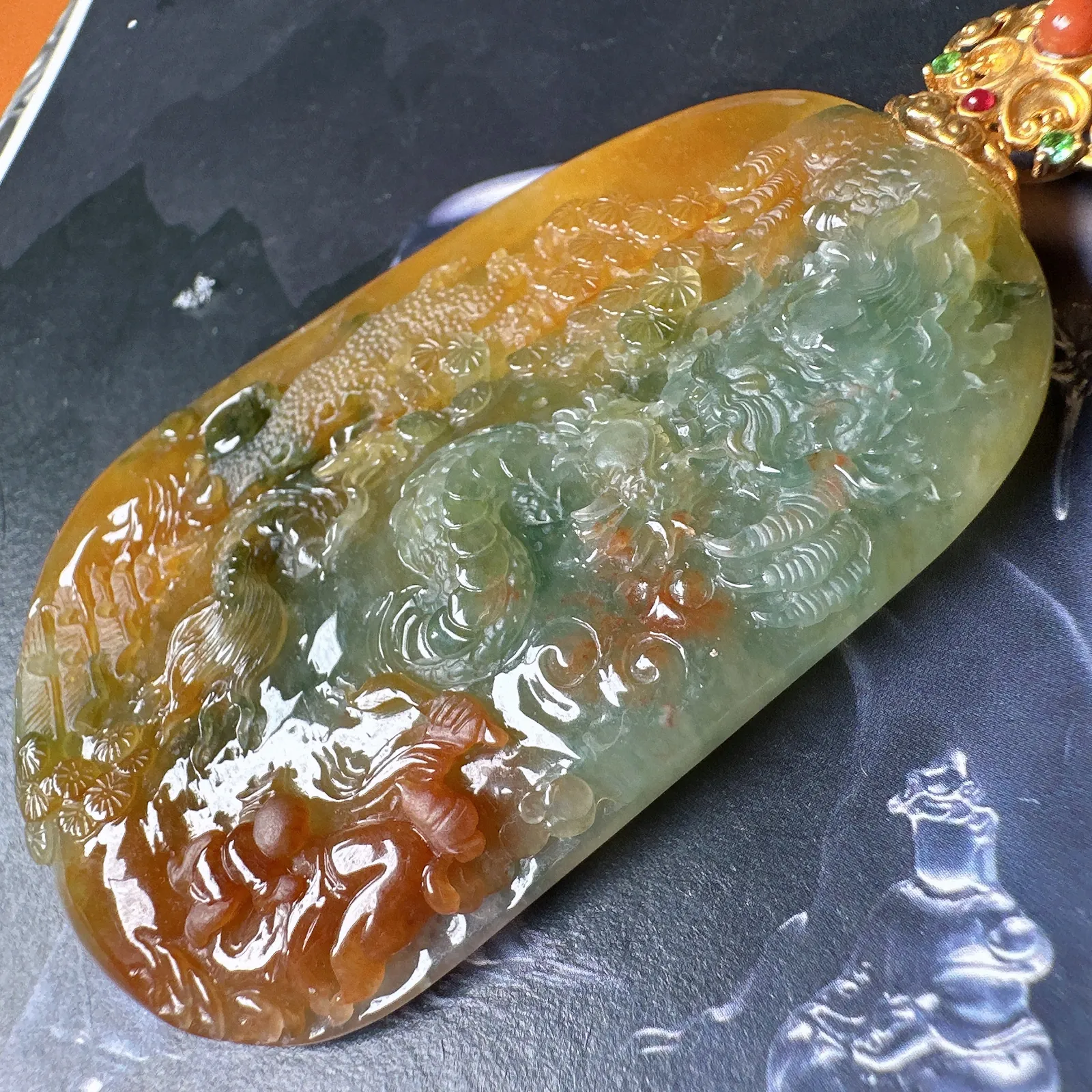 【龙牌】三彩大龙牌，冰感十足，难得的好种水山水龙牌，多彩料，稀缺度很足，雕刻精美，可以收藏。