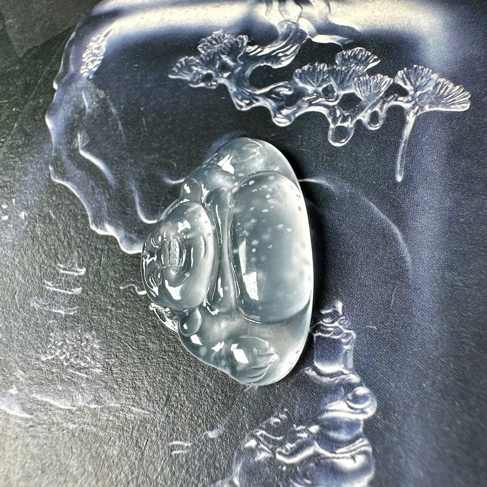【玻璃种雪花棉】种水上佳的玻璃种飘雪花棉正装佛公，晶莹剔透，无纹无裂，背面一刀切，雕刻精美，推荐收藏
