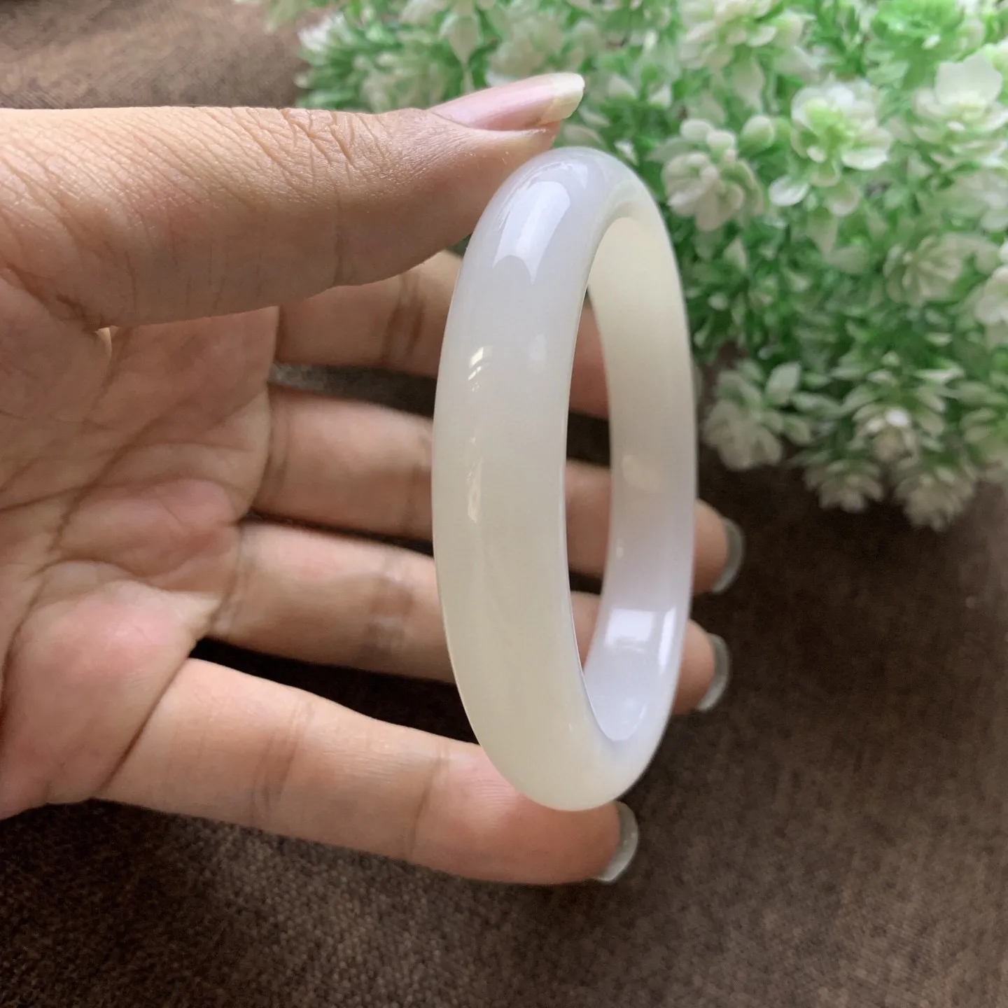暖白色，和田玉60圈口羊脂白玉手镯，圈口60宽12品质好，细腻油润，料子好