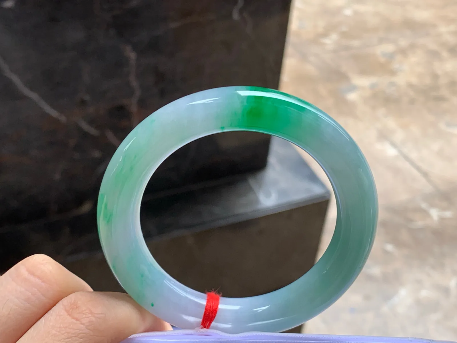 56.5-11.6

辣绿色圆条手镯^_^颜色鲜艳 玉质温润
