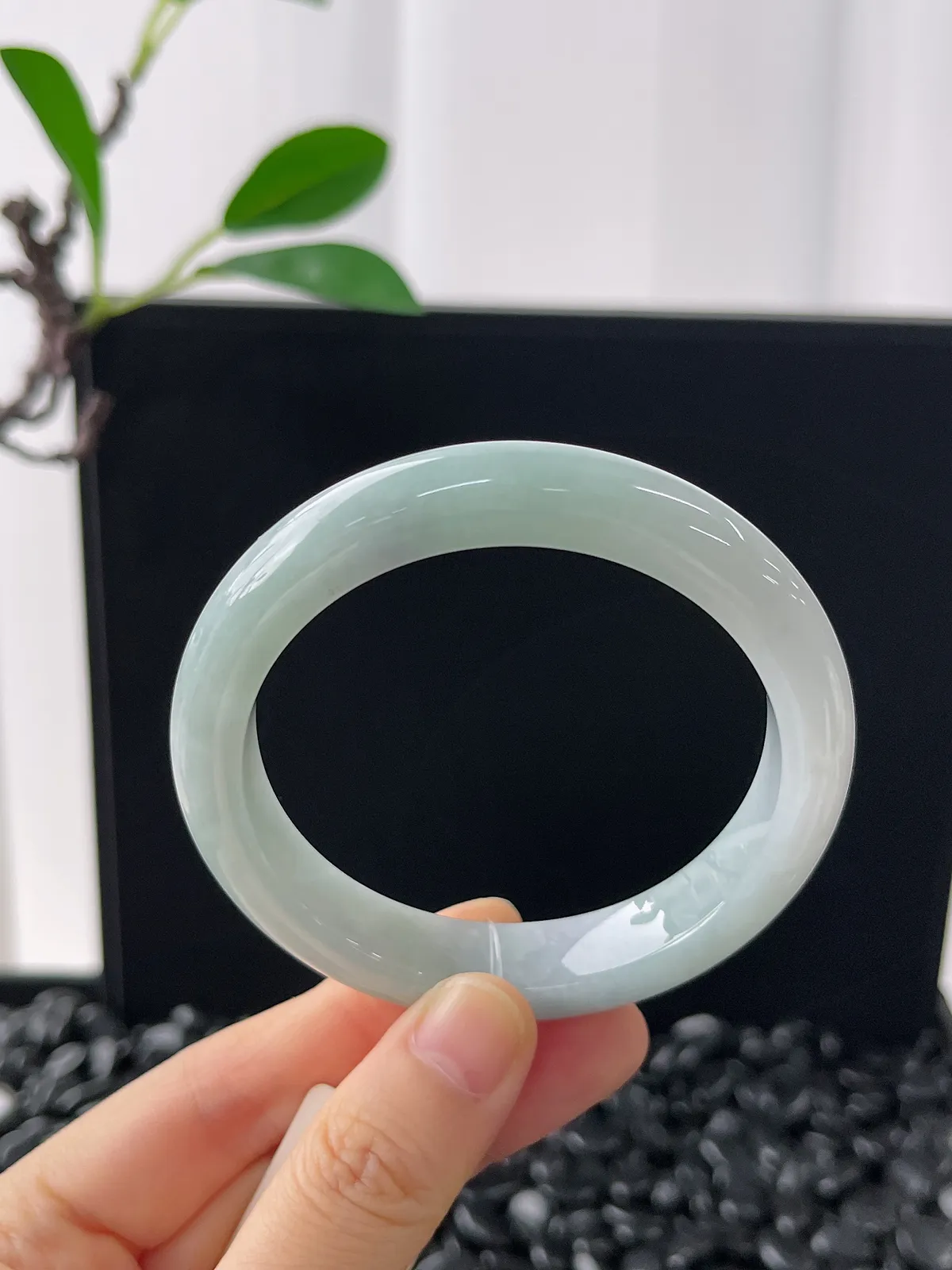 正圈55.5圈口，翡翠糯化种淡绿手镯