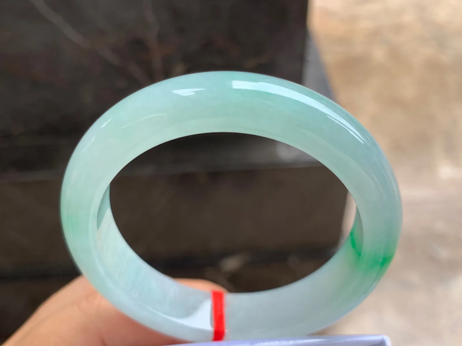 54-12.5-8mm
带色手镯 种好细腻 淡淡底色 一抹绿点缀 佩戴优雅
