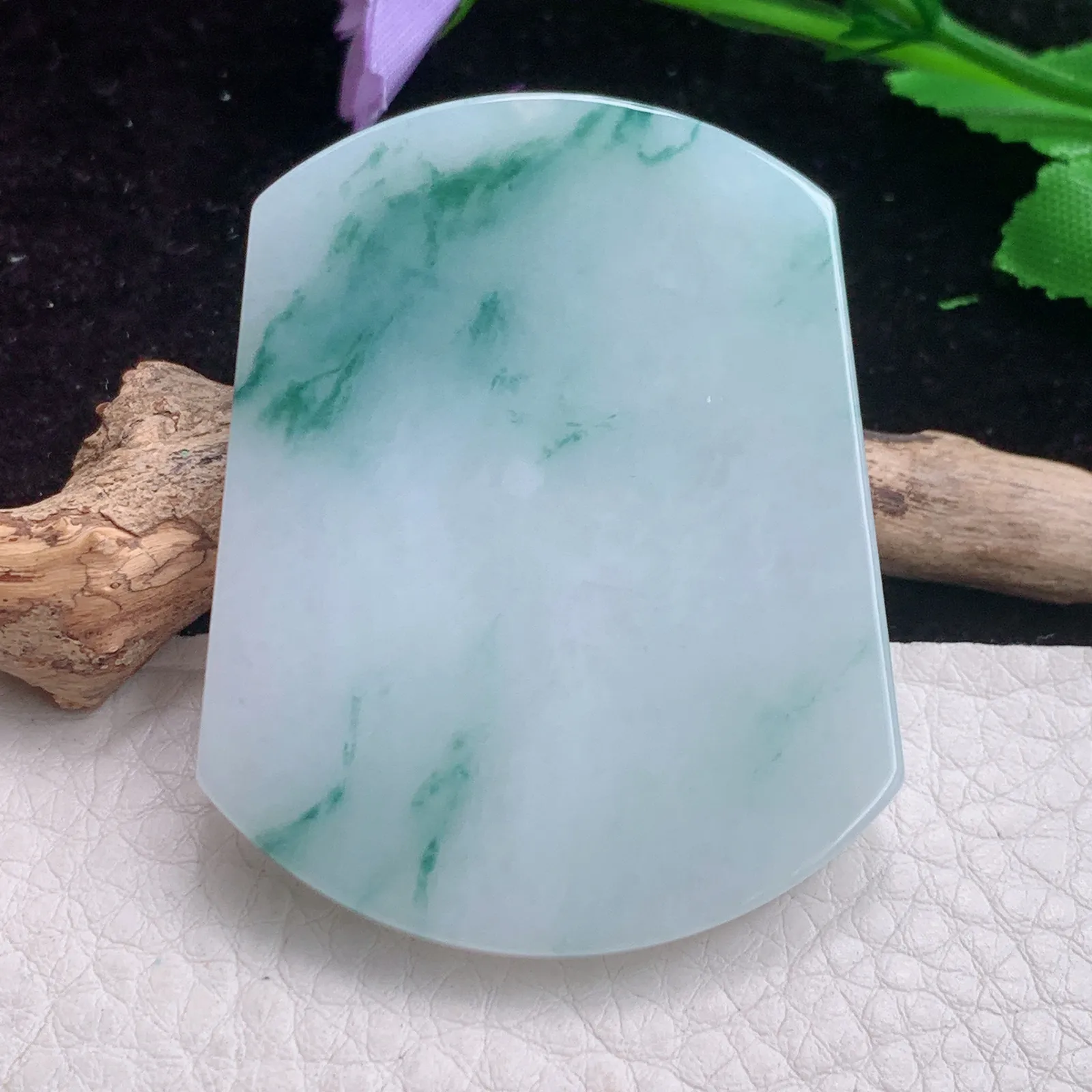 Zen实拍55*43*4.8精雕飘蓝花水润无事牌 翡翠素面牌玉坠 玉挂件