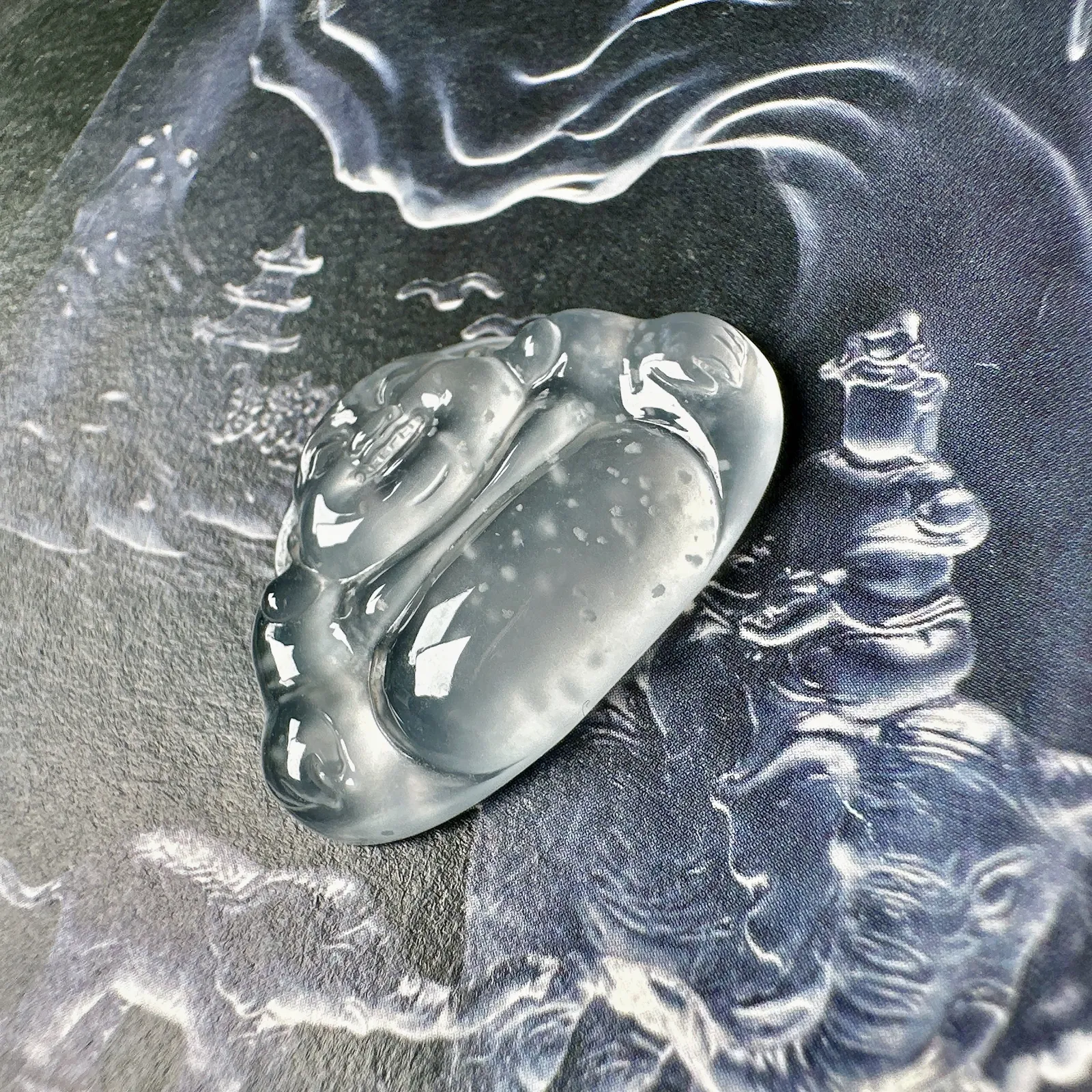 【玻璃种雪花棉】种水上佳的玻璃种飘雪花棉正装佛公，晶莹剔透，无纹无裂，背面一刀切，雕刻精美，推荐收藏。