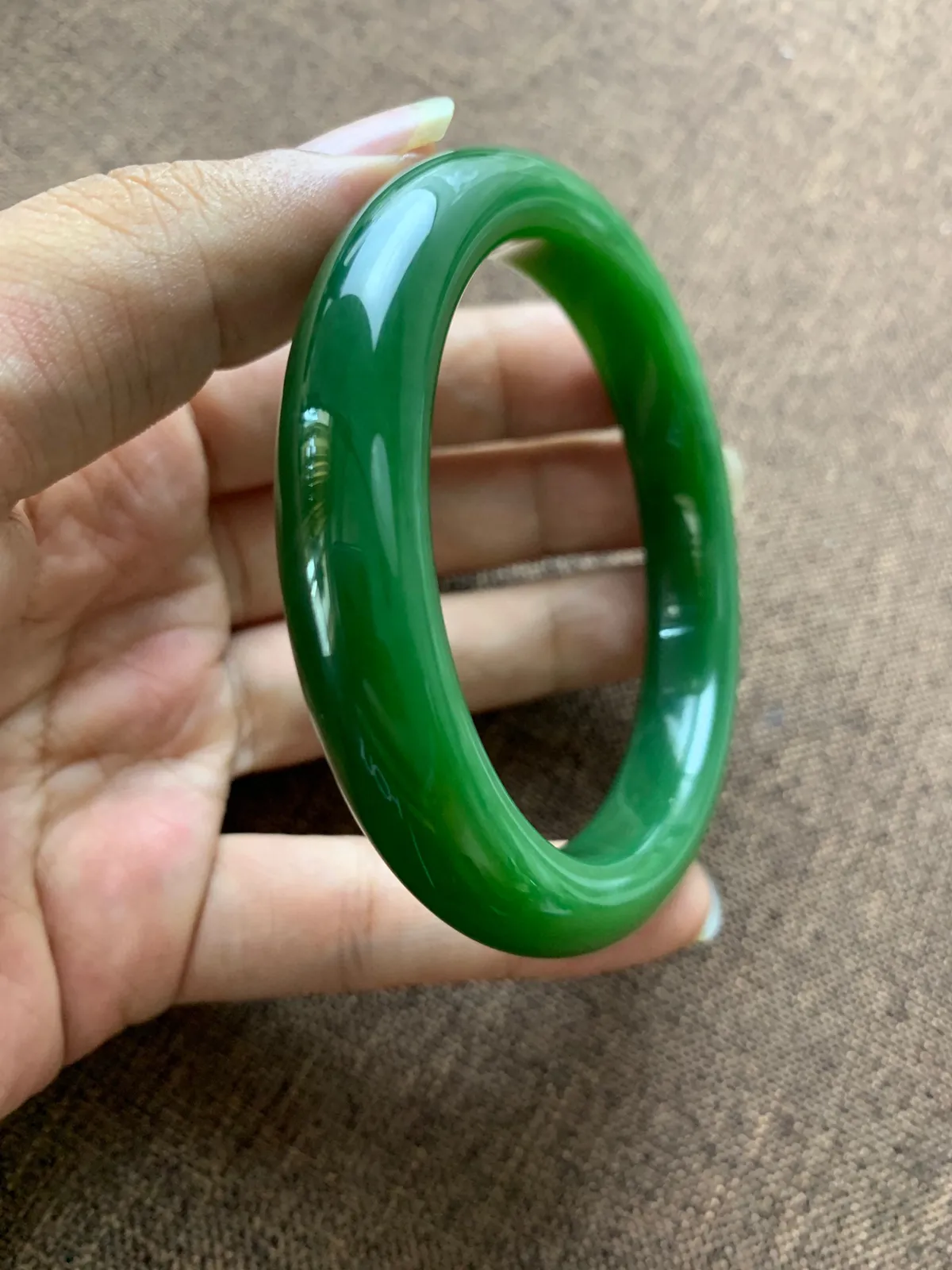 珍藏品，和田玉碧玉60圈口阳绿色手镯，佩戴高端典雅，颜色好，品质好