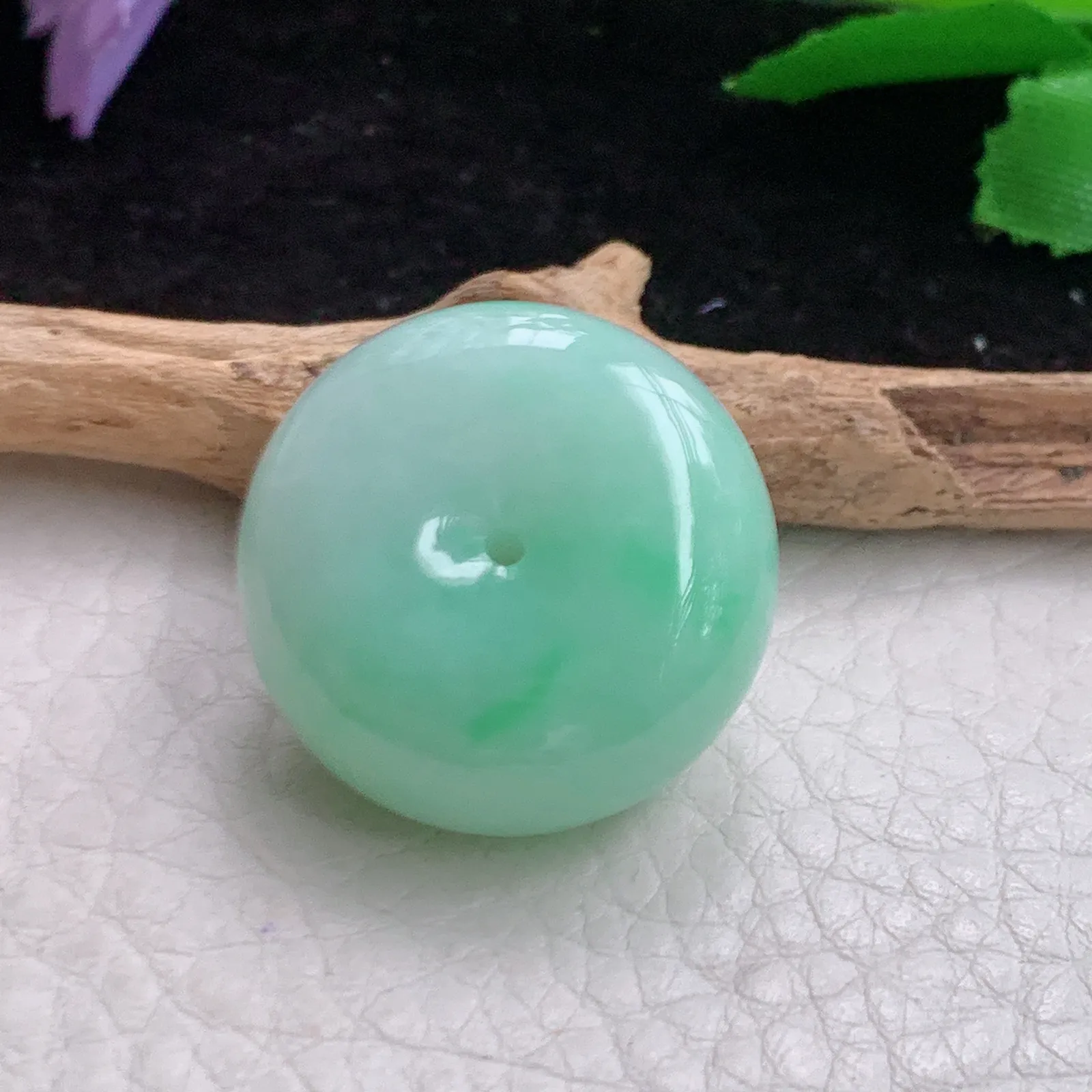 lck实拍26*12老坑精雕飘绿清新面包扣 翡翠平安扣玉吊坠 玉挂件