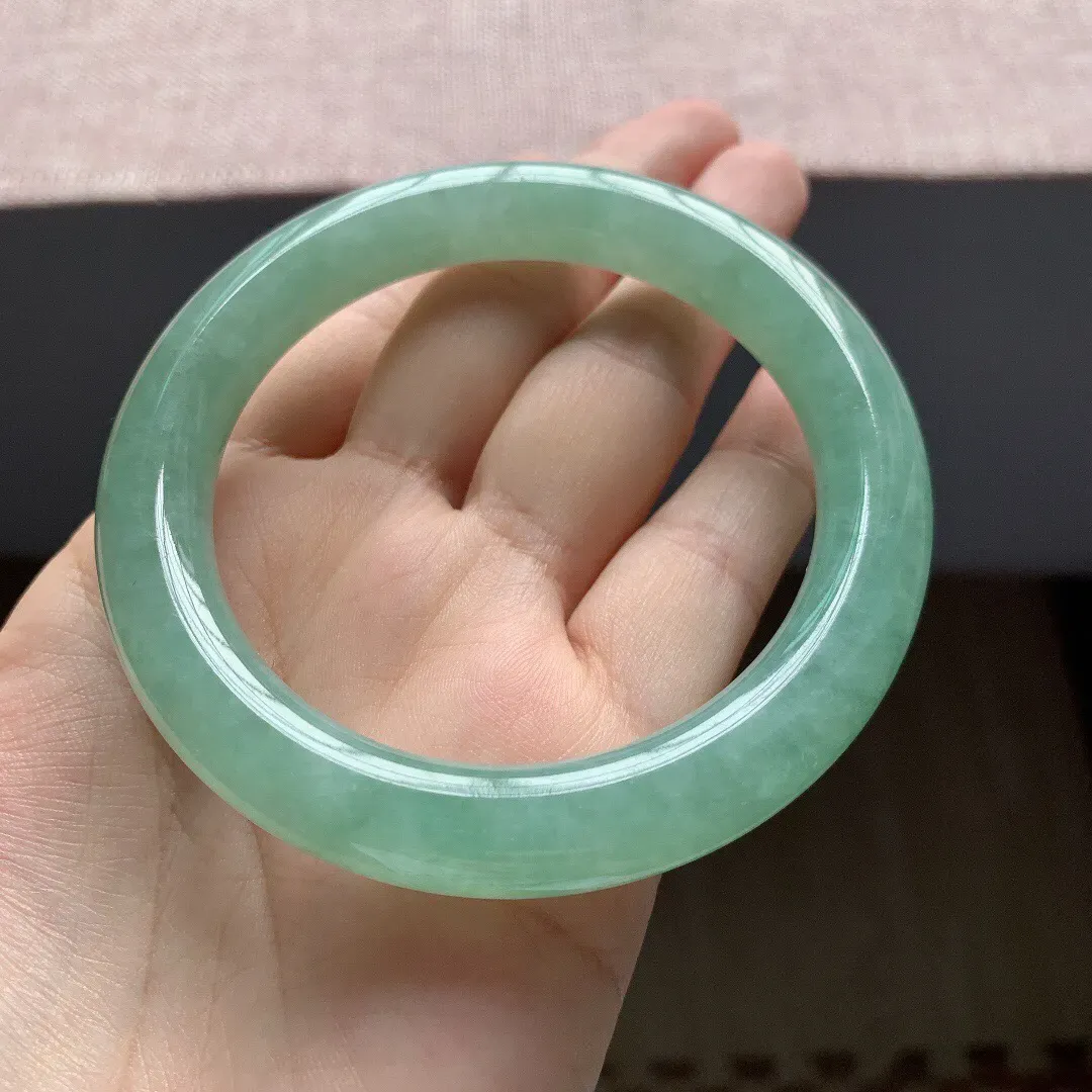 59-60圈口。自然光实拍，老坑冰润浅绿圆条翡翠手镯，尺寸:59-10.6mm，重量65.97g