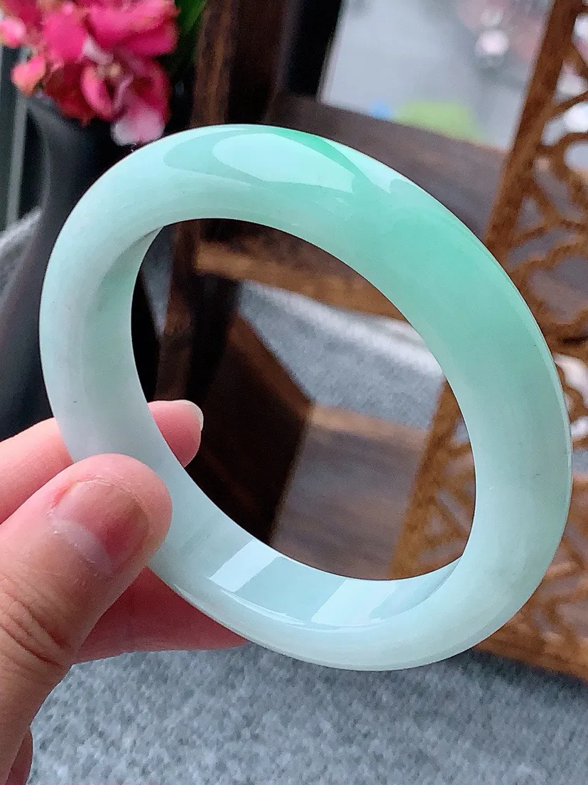 a货翡翠老坑飘绿正装正圈手镯56-57圈口  尺寸56.3×12.3×8.8mm 重量65.42g 0614