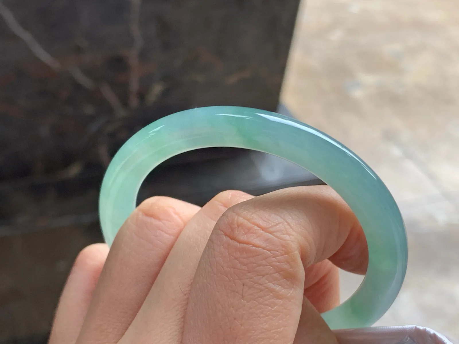 52-7.7

冰蓝圆条手镯^_^种水足 鲜艳