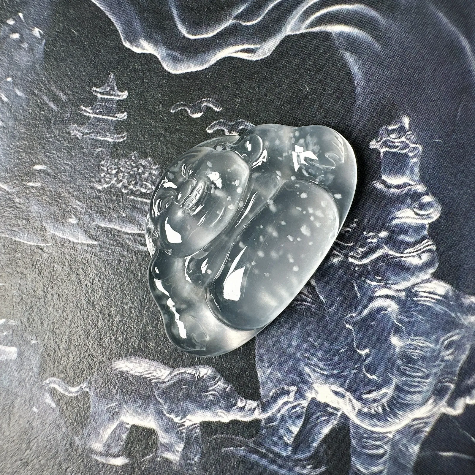 【玻璃种雪花棉】种水上佳的玻璃种飘雪花棉正装佛公，晶莹剔透，无纹无裂，背面一刀切，雕刻精美，推荐收藏。