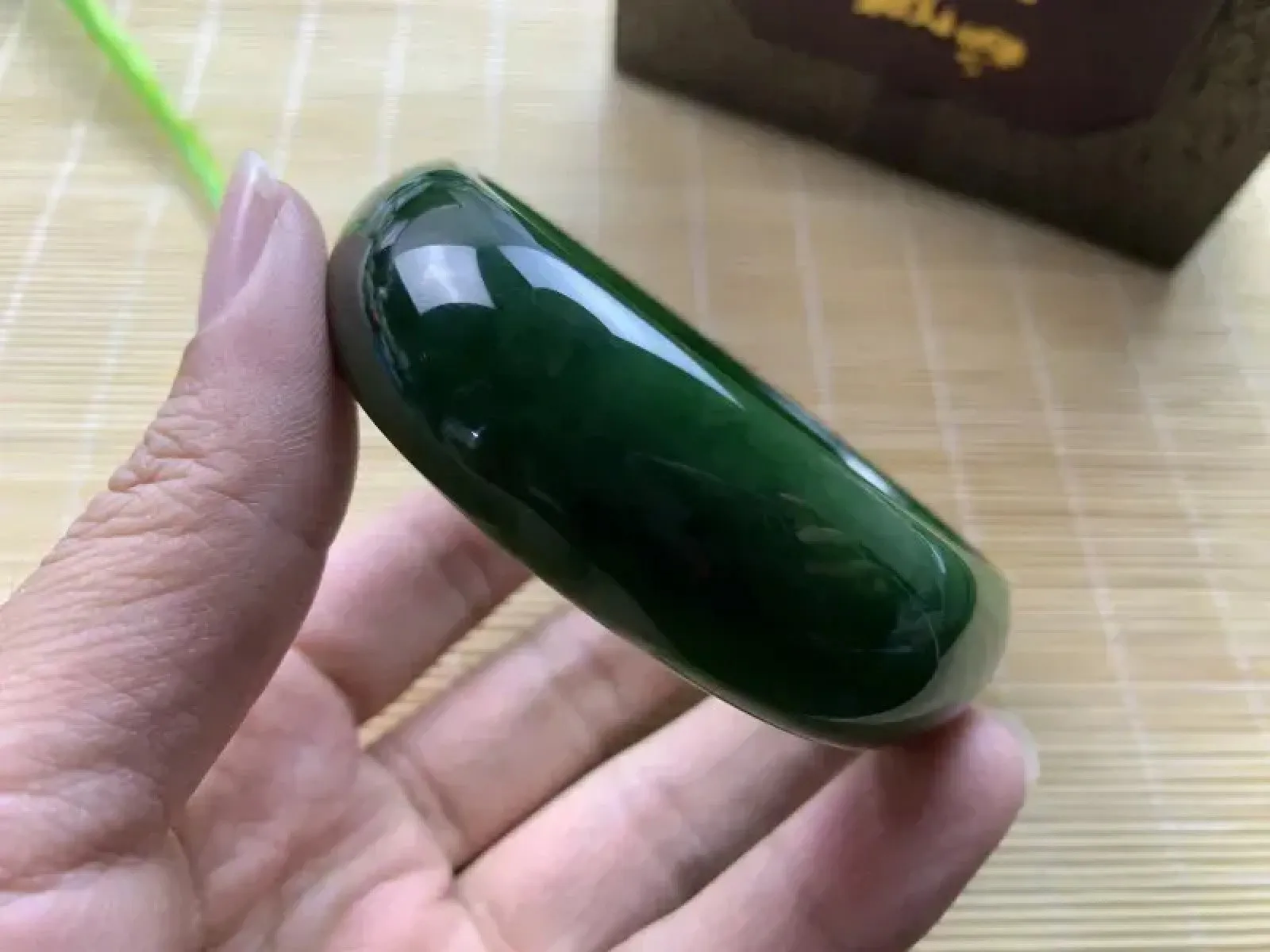 宽版，圈口60宽19.5 mm重77.5g，和田玉碧玉菠菜宽版绿手镯，玉质特细腻油润，无裂无杂，高脂