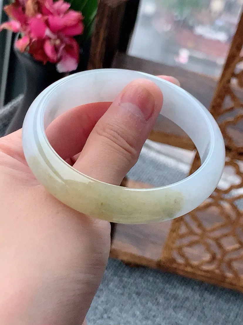 a货翡翠老坑飘黄翡正装正圈手镯55-56圈口 尺寸55.8×13.2×6.2mm 重量48.55g 0614