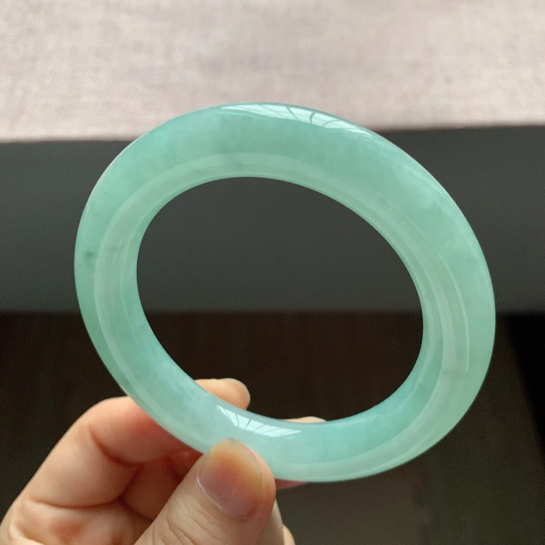 56-57圈口。老坑冰胶浅蓝圆条翡翠手镯，尺寸:56.2-11.8mm，重量78.32g