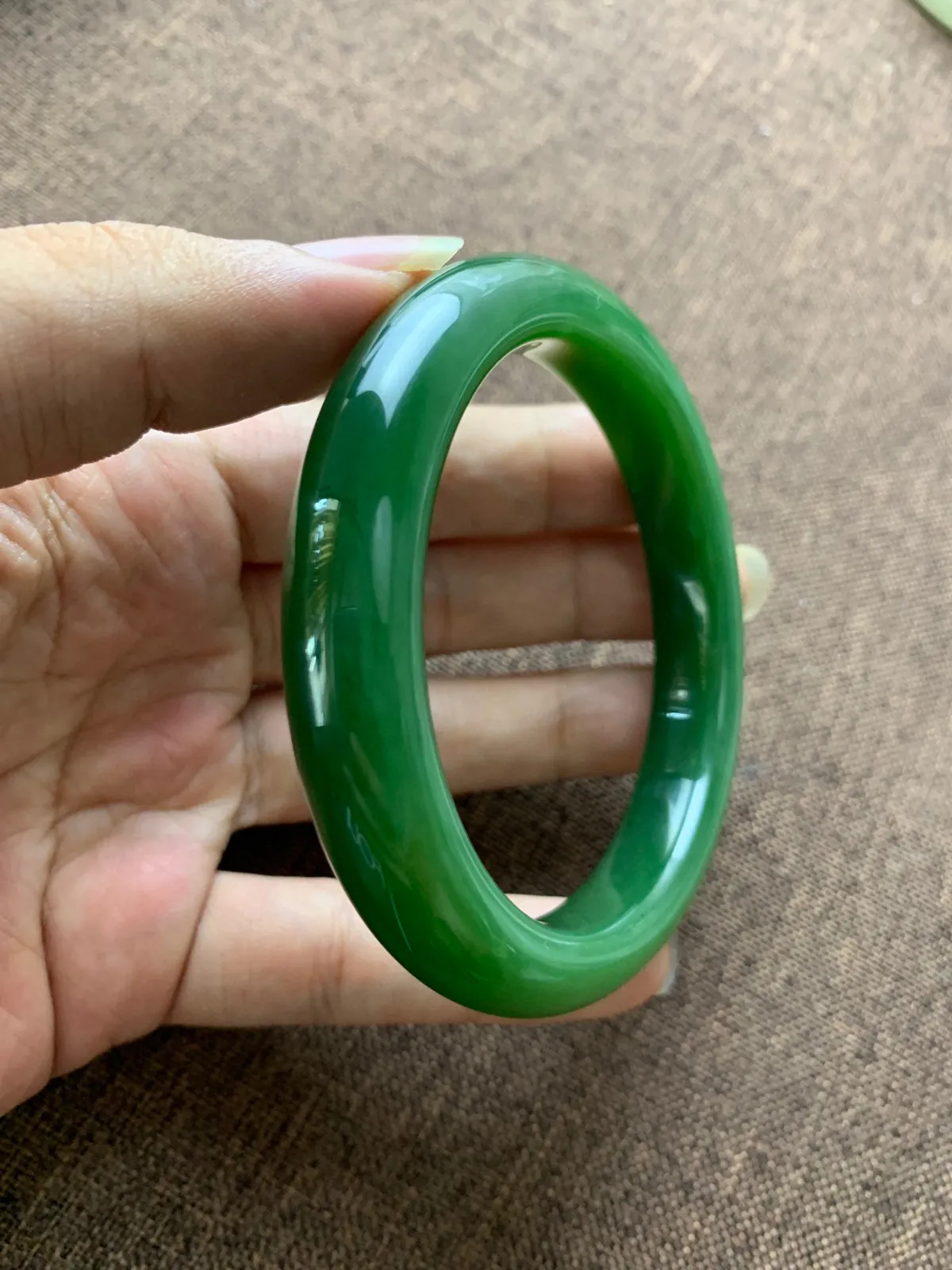 珍藏品，和田玉碧玉60圈口阳绿色手镯，佩戴高端典雅，颜色好，品质好