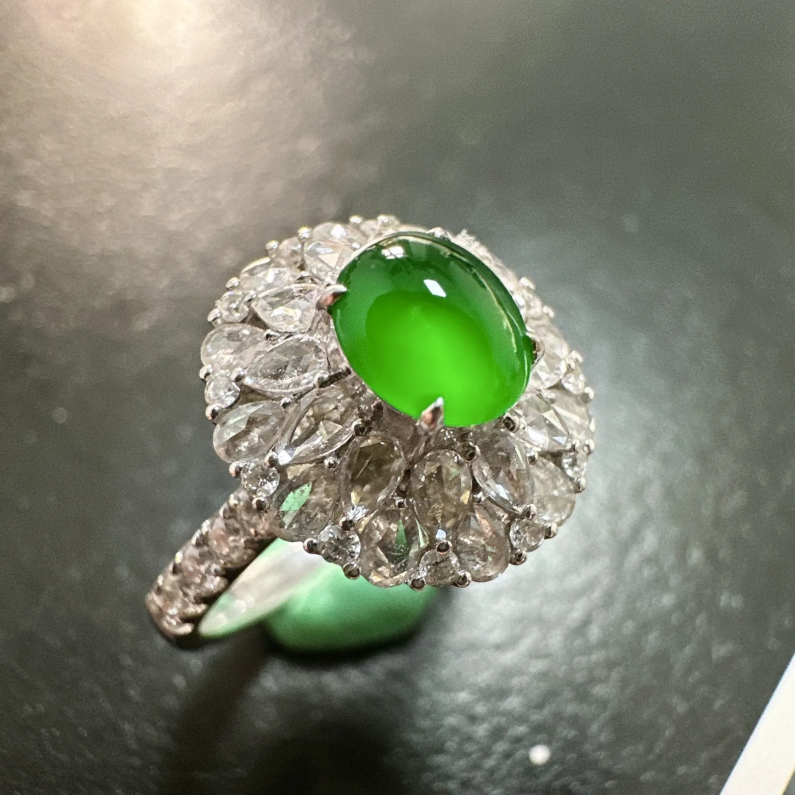 【冰种满绿蛋面戒指】种水色俱全，起荧光，冰透闪亮，通透感饱满度很好，18k金钻豪华镶嵌，裸石尺寸6.1*5.1*2.9毫米