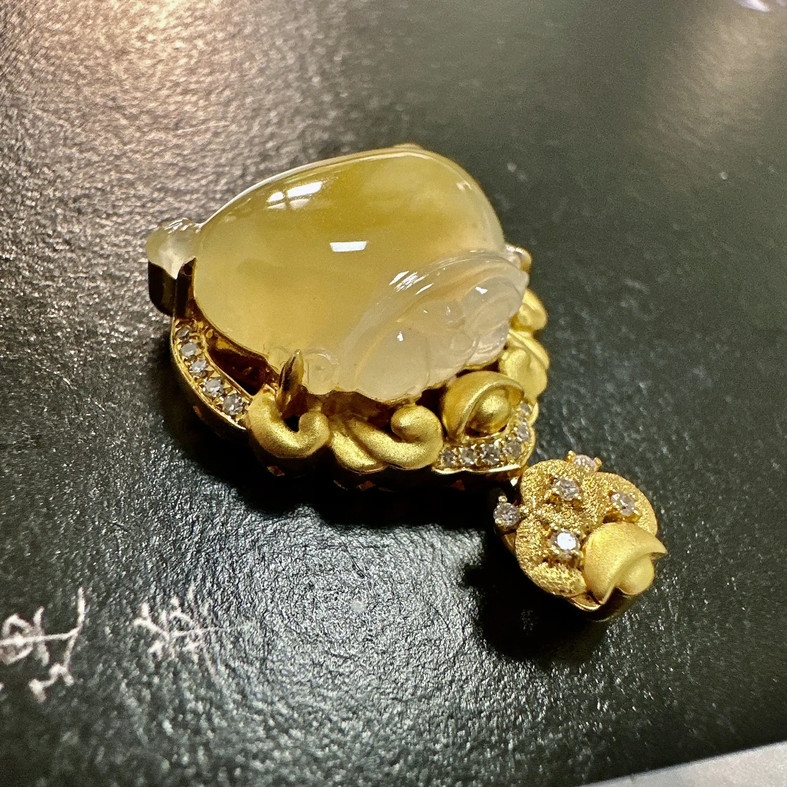 【冰种黄翡钱鼎吊坠】质地细腻，工艺很好，饱满圆润，18k金钻镶嵌，裸石尺寸14*17.6*5.6毫米