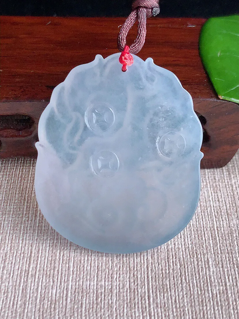 a货翡翠老坑高冰种白月光生肖狗吊坠，尺寸48.2×40×5.6mm 重量22.69g 0617