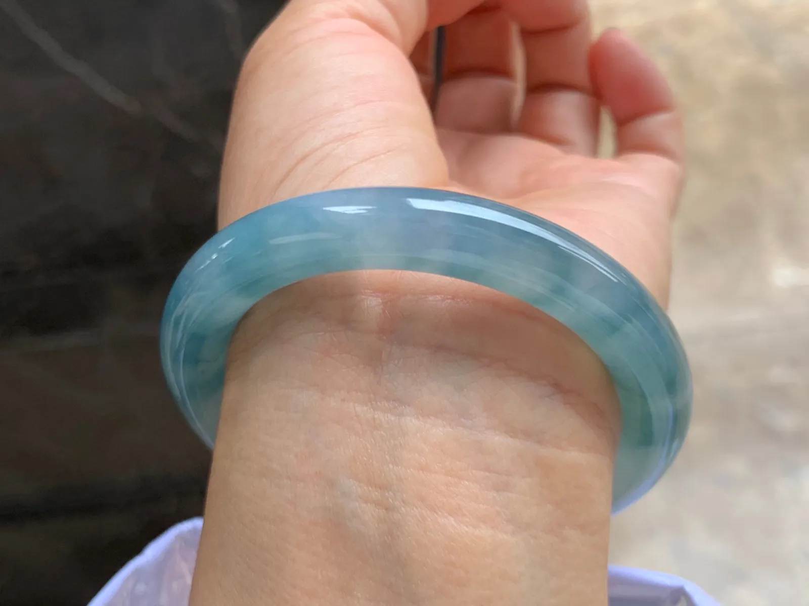 53-9.5mm
冰种飘花圆条手镯 水润蓝花 一处纹  不扣手 最后一图可见