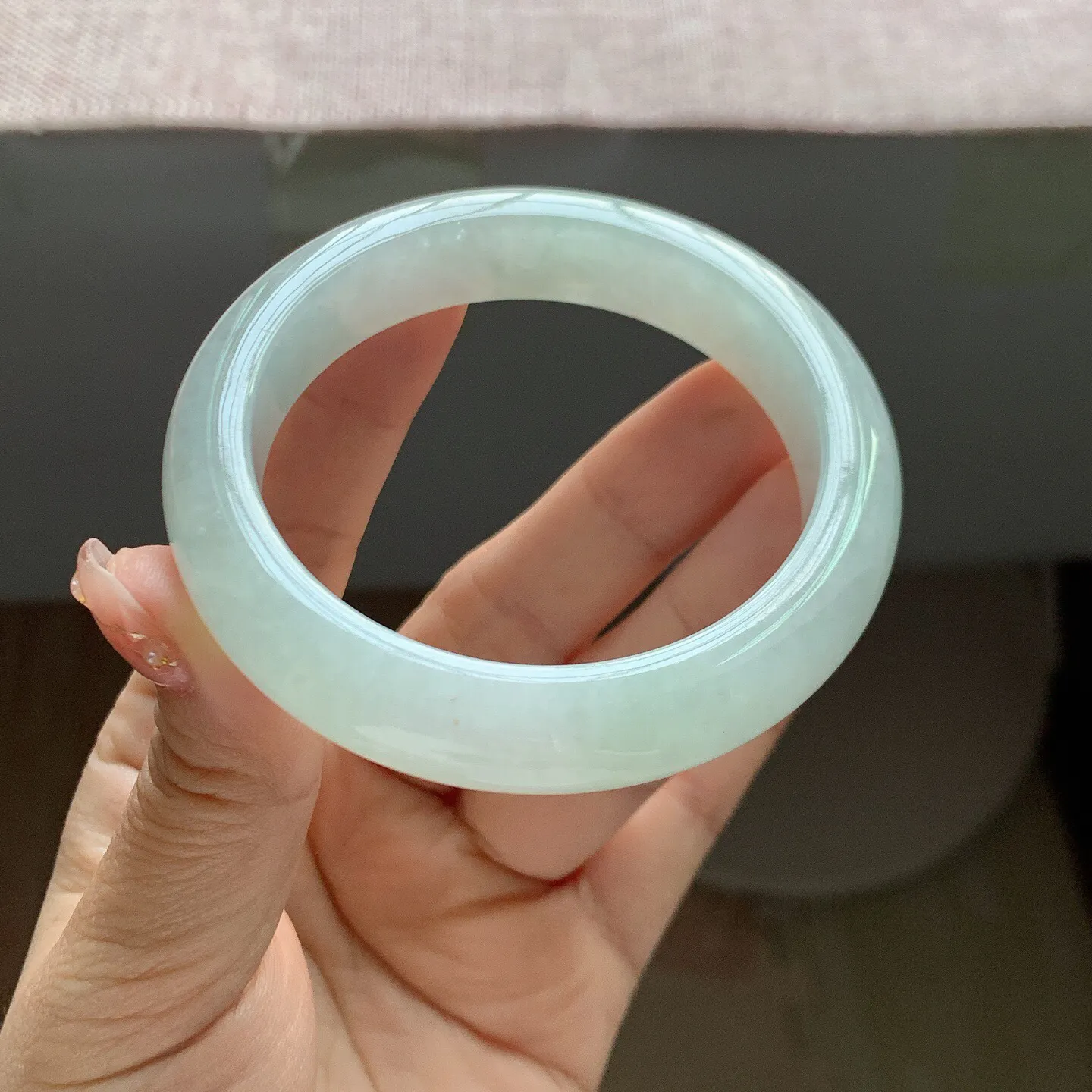 55-56圈口。自然光实拍，老坑细糯浅绿正圈翡翠手镯，尺寸:55.7-12.3-9mm，无纹裂，重量64.28