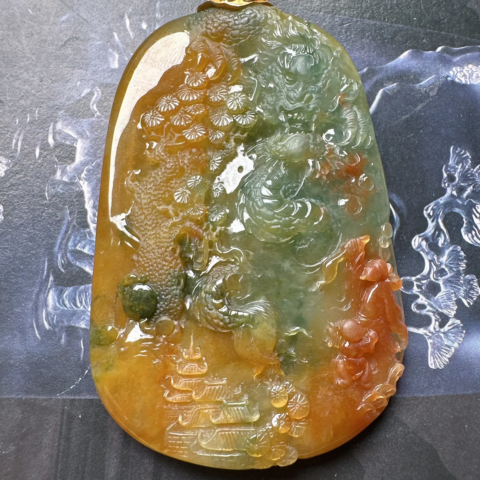 【龙牌】三彩大龙牌，冰感十足，难得的好种水山水龙牌，多彩料，稀缺度很足，雕刻精美，可以收藏。