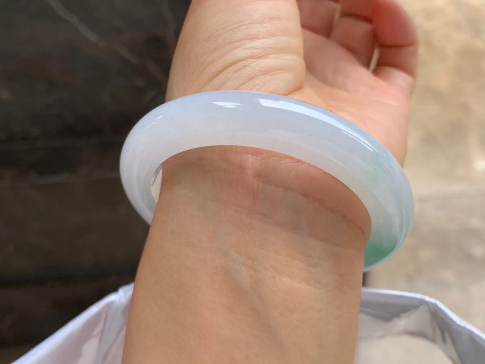 54-10-9mm
冰种飘花手镯 温润细腻 清爽
