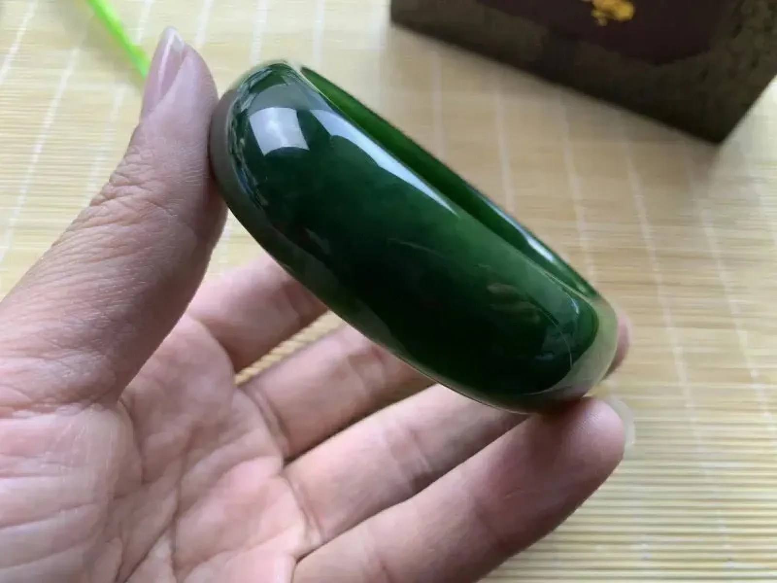 宽版，圈口60宽19.5 mm重77.5g，和田玉碧玉菠菜宽版绿手镯，玉质特细腻油润，无裂无杂，高脂粉，高品质