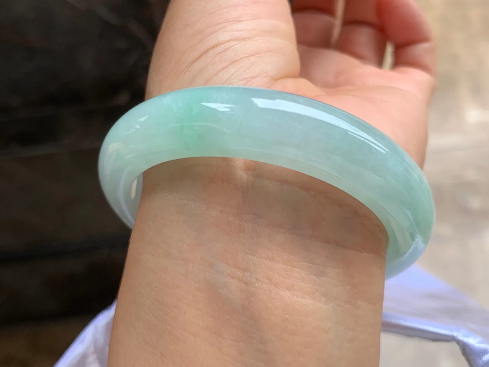 54-12.5-8mm
带色手镯 种好细腻 淡淡底色 一抹绿点缀 佩戴优雅