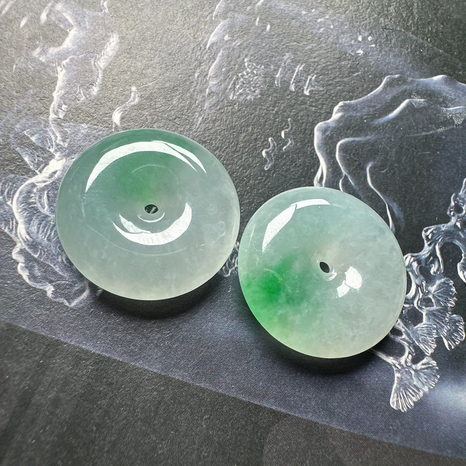 【平安扣】飘辣绿色点的平安扣一对，种水不错，颜色很正，光度很不错，性价比高，推荐入手。