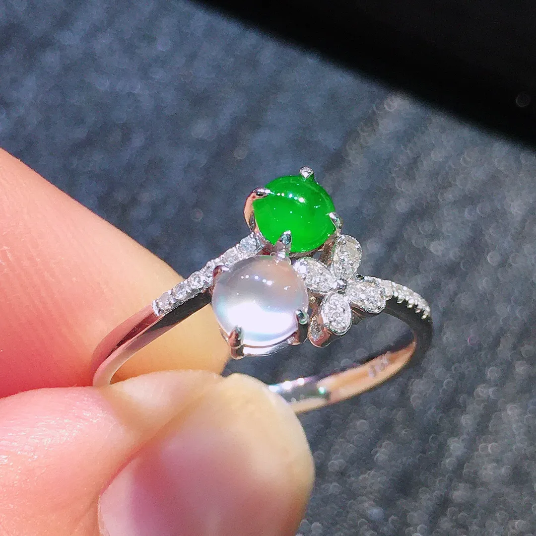 （冰+绿）二合一戒指，色泽均匀艳丽，玉质细腻，荧光感超
强，饱满圆润，气质满满。18k
金豪华镶嵌