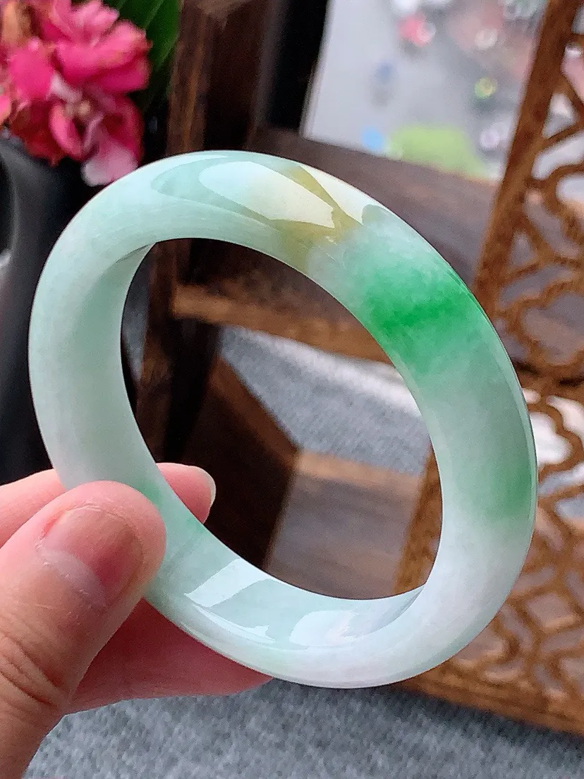 a货翡翠老坑黄加绿双彩正装正圈手镯53-54圈口 尺寸53.3×12.3×8mm 重量55.90g 