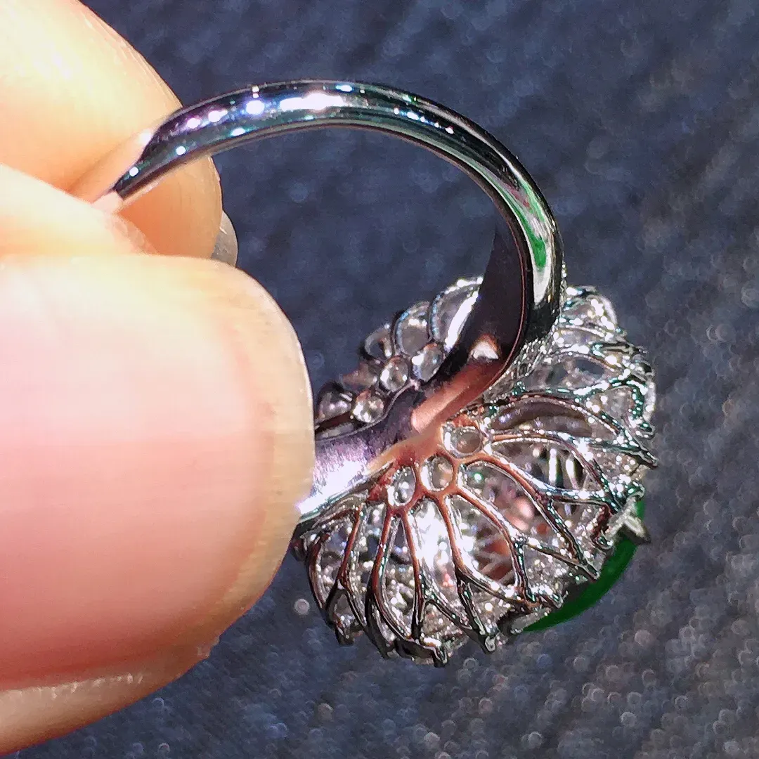 阳绿蛋面戒指，色泽均匀艳丽，玉质细腻，荧光感超
强，饱满圆润，气质满满。18k
金豪华镶嵌