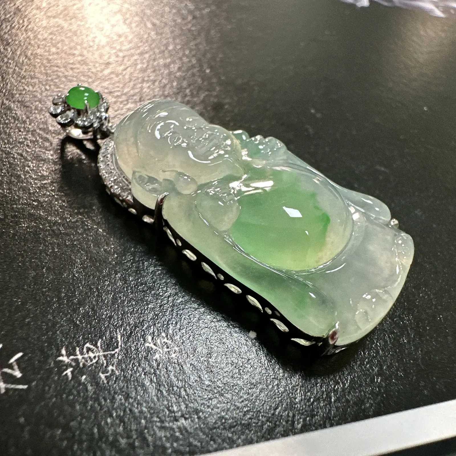 【冰种飘绿财神】质地细腻，饱满圆润，笑口常开，18k金钻镶嵌，裸石尺寸31.3*16.7*6.3毫米