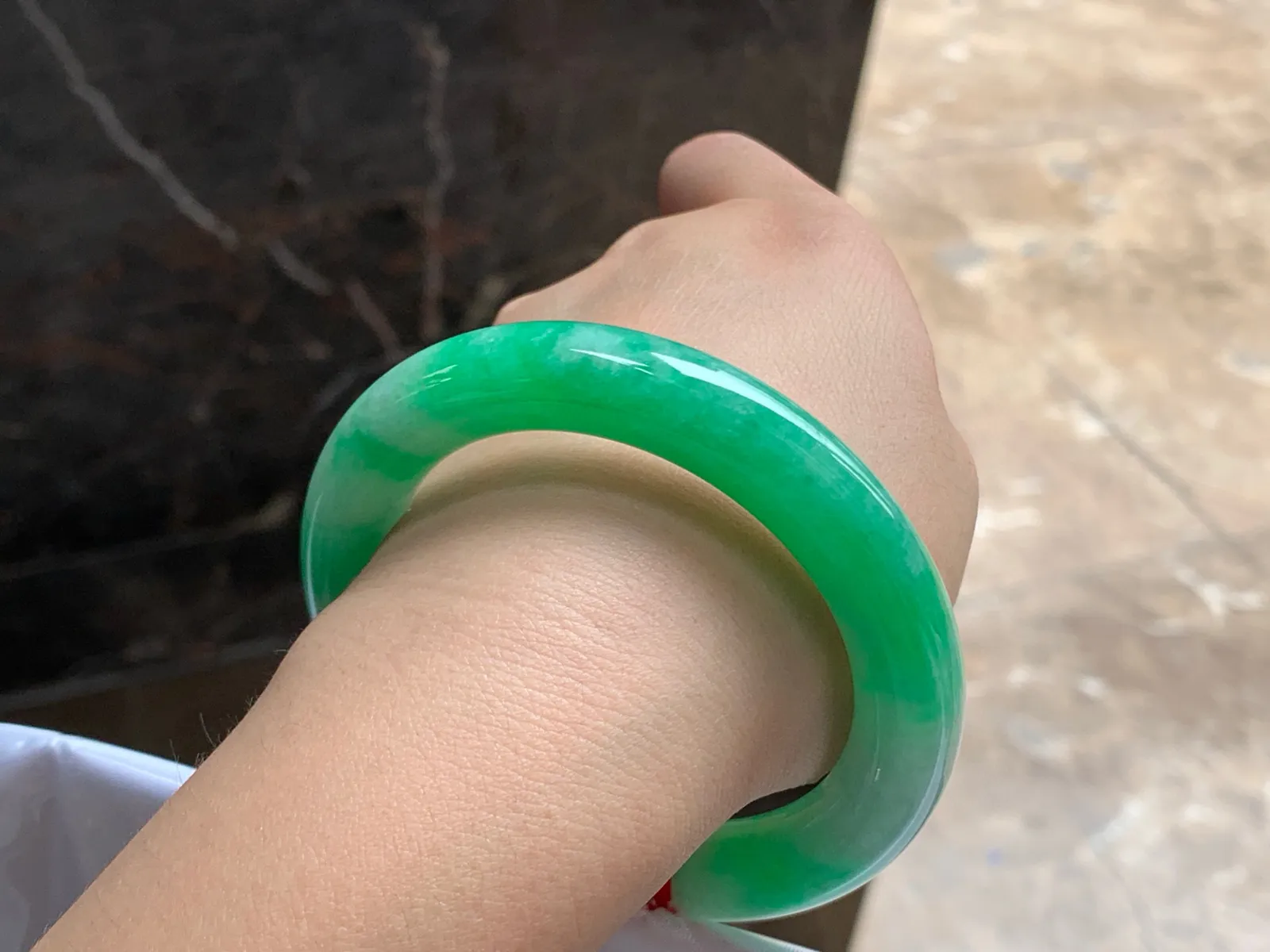 55.5-11.5

阳绿色圆条手镯^_^色阳 玉质温润