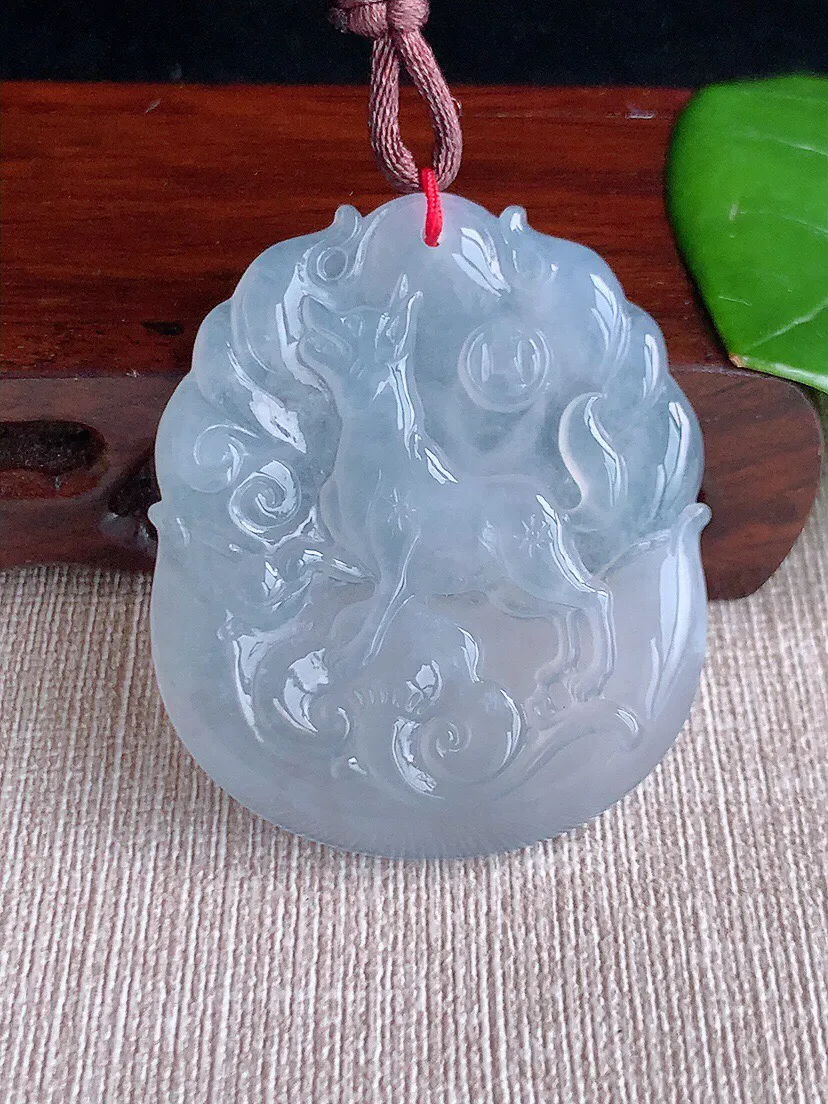 a货翡翠老坑高冰种白月光生肖狗吊坠，尺寸48.2×40×5.6mm 重量22.69g 0617