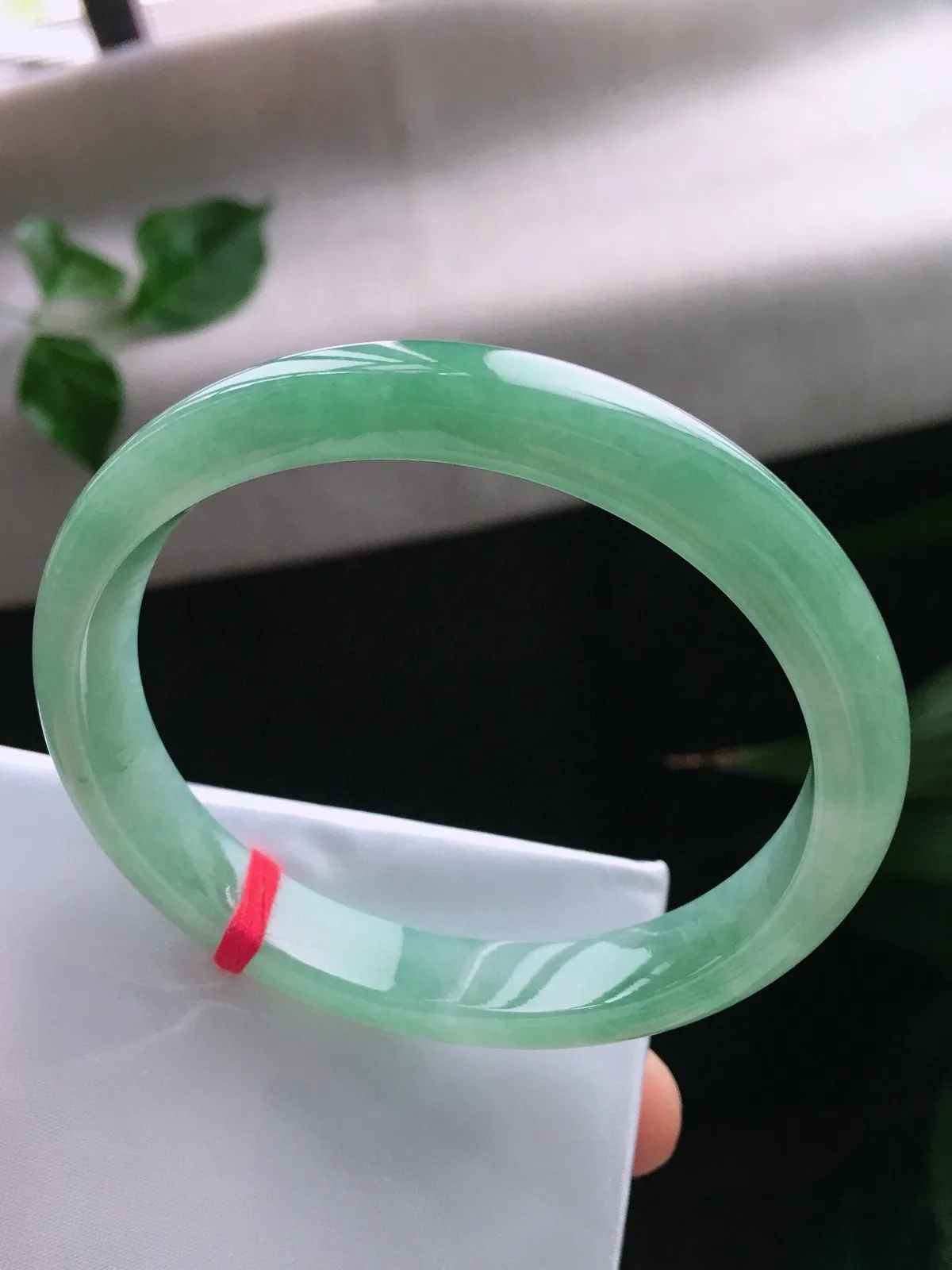 圈口55.5/51.2，贵妃手镯，正圈53.5可戴，绿底，玉质水润细腻，尺寸55.5-10.2-6.5mm