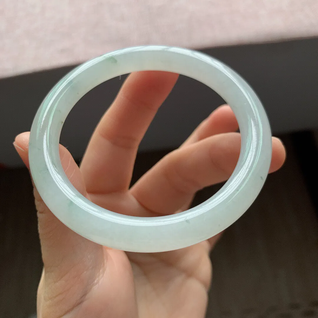 55-56圈口，自然光实拍，老坑冰糯种飘花圆条翡翠手镯，尺寸:55.4-8mm，重量38.29g